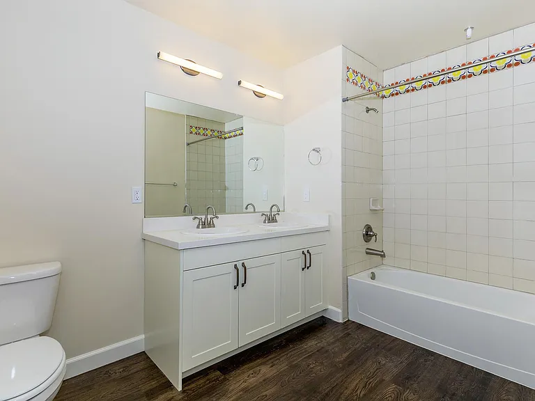 Tempranillo Apartments — Photo 16