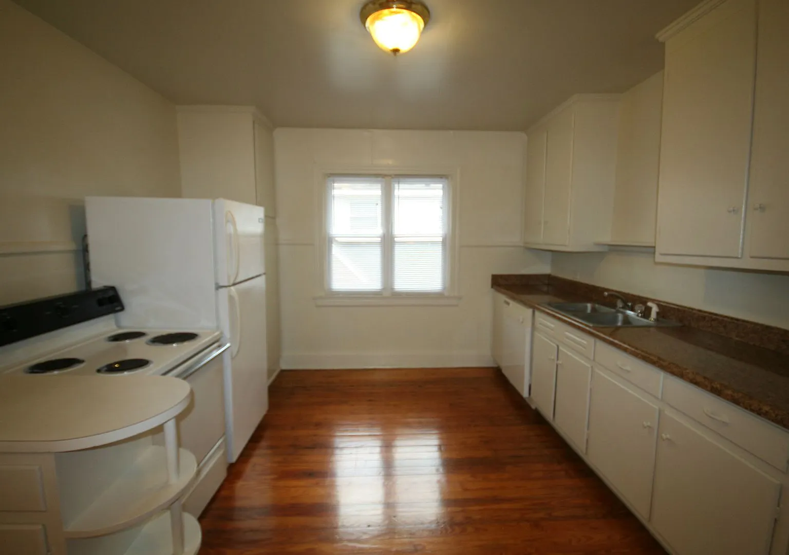 Spacious Second Floor Apartment / Huge Kitchen / Near Duke West and Downtown — Photo 4