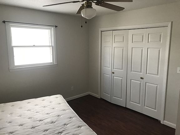 3rd image of 910 Oakcrest Dr #E