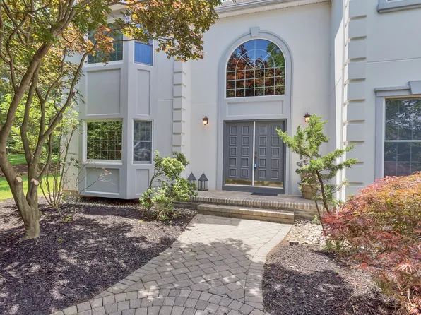 9 Jenna Ln, Edison, NJ 08820