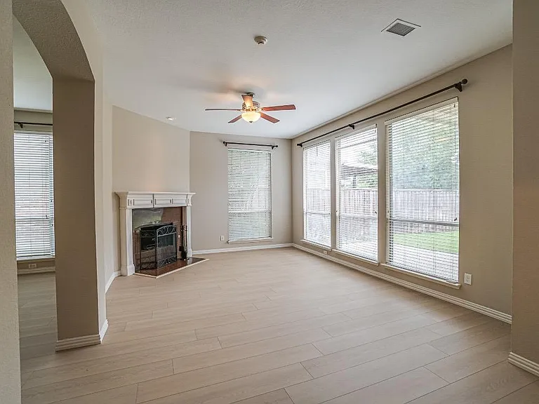 9142 Crenshaw Ln — Photo 6
