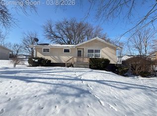 1401 Hillside Dr, Flint, MI 48532