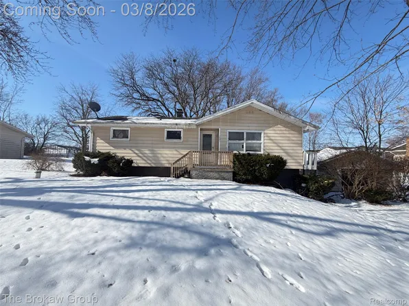 1401 Hillside Dr, Flint, MI 48532