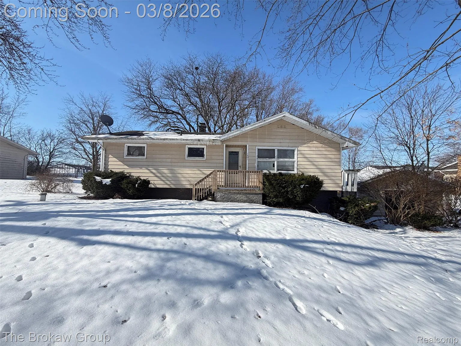 1401 Hillside Dr photo 1