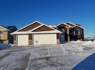 900 Lindsey Ln, Grand Forks, ND 58201