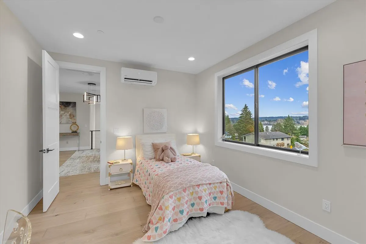5 bed, 4.5 bath, 4000 sqft, $6,900 — Photo 3