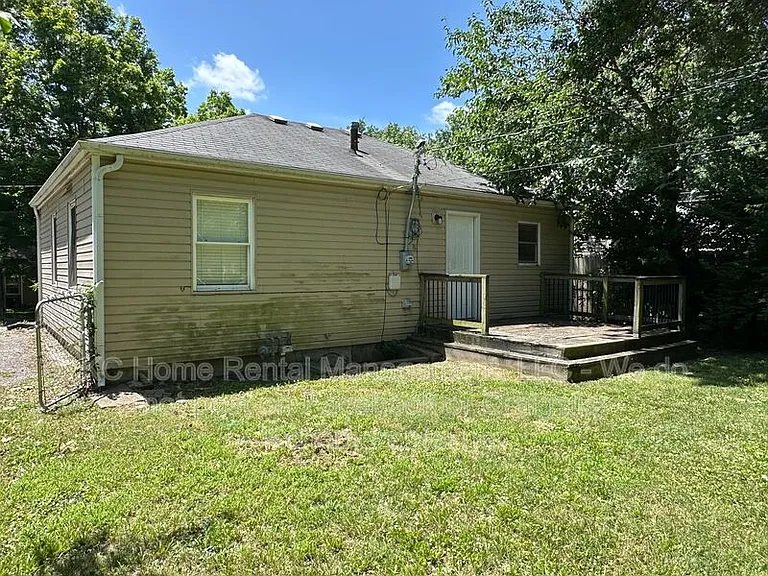 704 NE 45th Ter — Photo 29