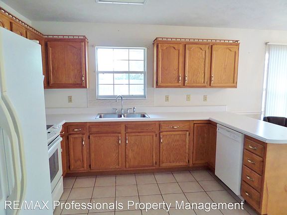 2nd image of 1103 SW Jamestown Gln