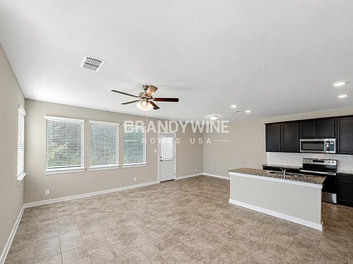 3 bed, 2.5 bath, 1691 sqft, $1,832 — Photo 3