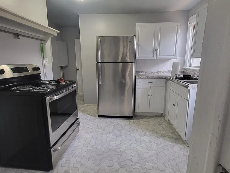 1718 Pinegrove Ave #2 — Photo 2