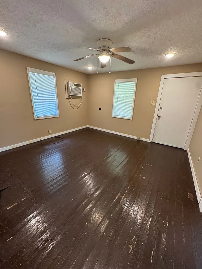 717 Washington St **Move In Special** — Photo 4