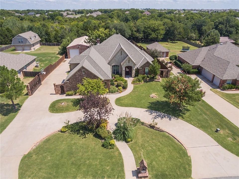 1st image of 102 S Wyndemere Lakes Dr