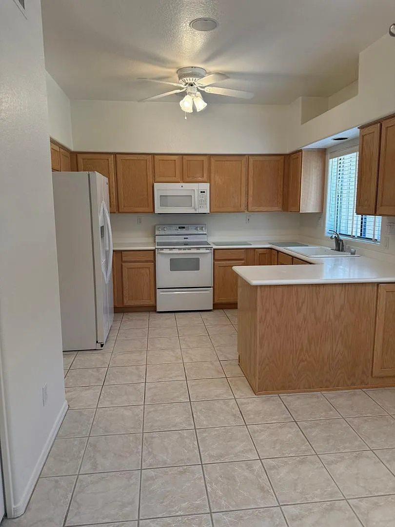 3 bed, 2.0 bath, 1829 sqft, $2,250 — Photo 2