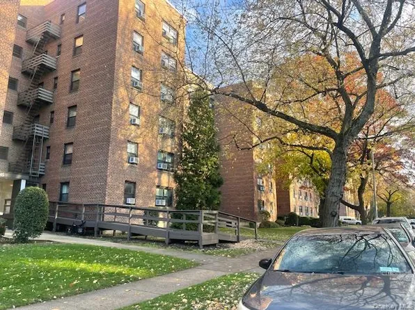 73-73 255th St #1C, Rosedale, NY 11422