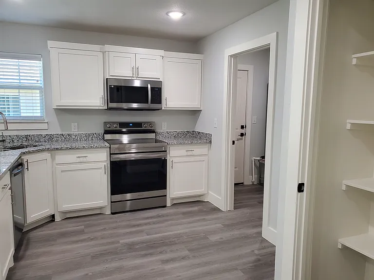 608 E 3rd St #2 — Photo 3