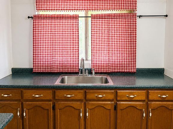 4th image of 701 E 6TH Street