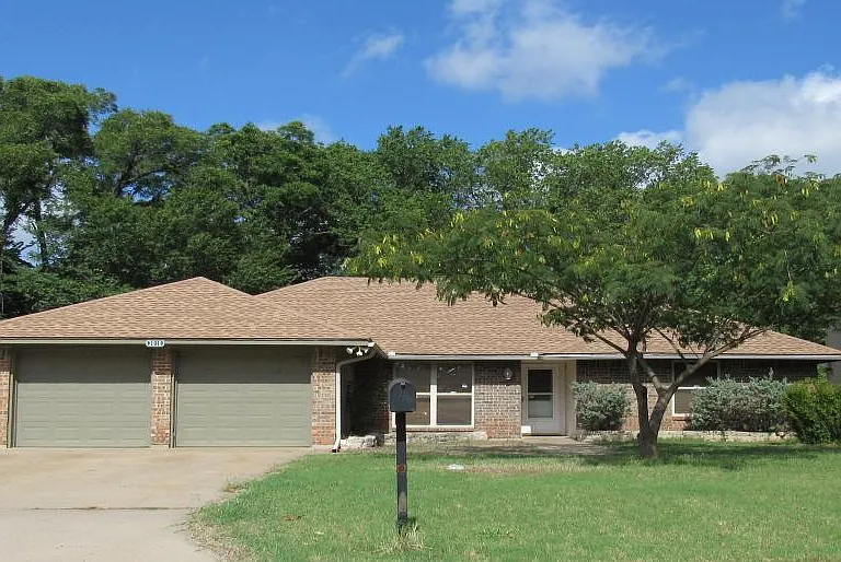 3010 NE Kingsbriar Dr — Photo 1