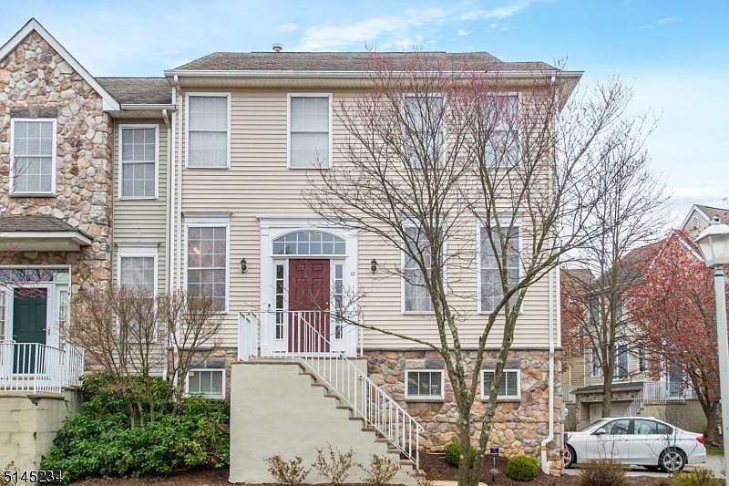 1st image of 12 Arrowgate Dr
