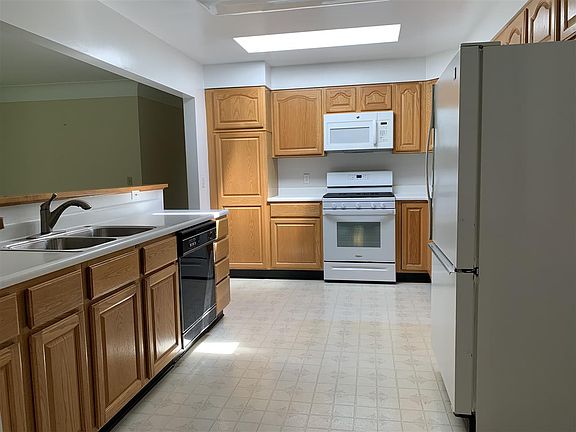4th image of 202 N Park Dr