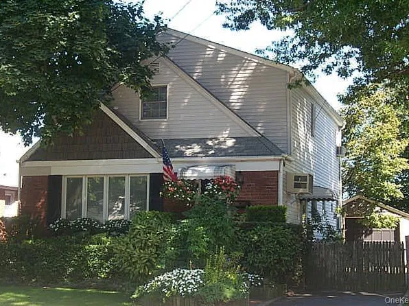 24 Fieldston Street, Westbury, NY 11590