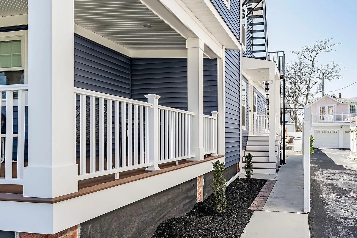 PRIVATE ENTRANCE - 205 10th Ave #3