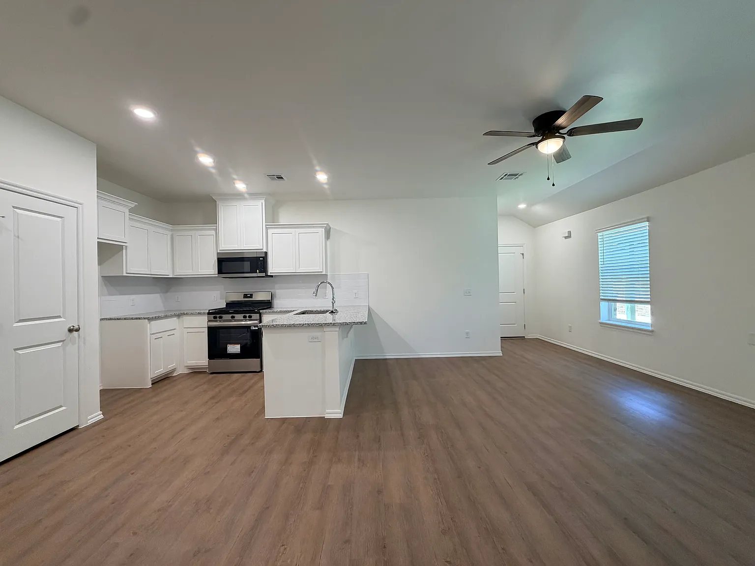 3 bed, 1250 sqft, $1,645 — Photo 4