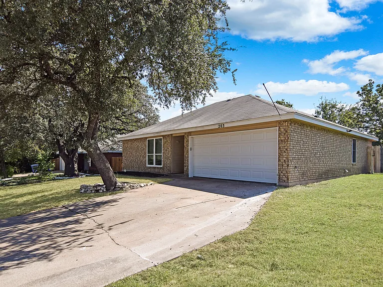 203 Bronc Dr — Photo 2