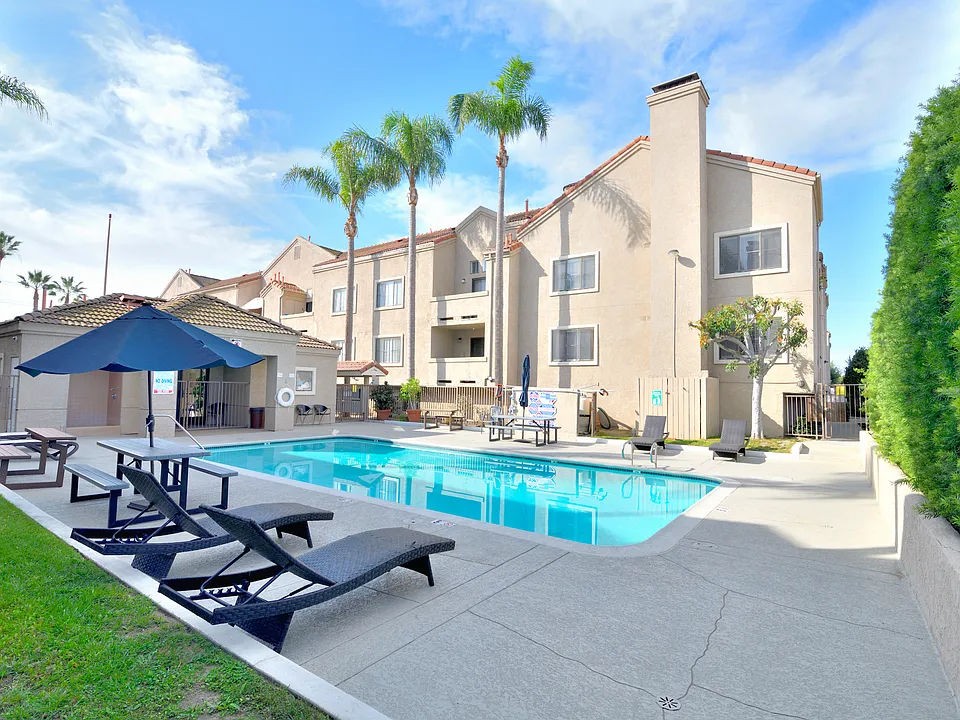 Sunset Plaza Apartments