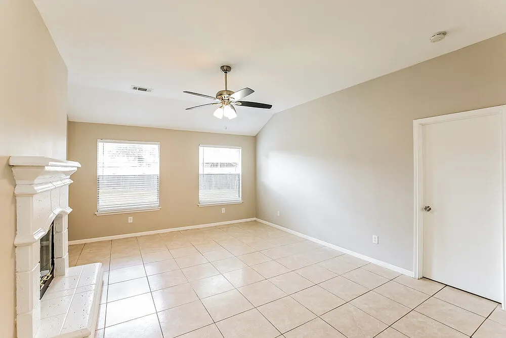 3 bed, 2.0 bath, 2153 sqft, $1,855 — Photo 4