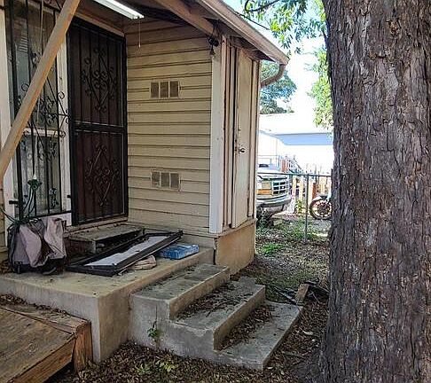 3rd image of 844 S San Manuel