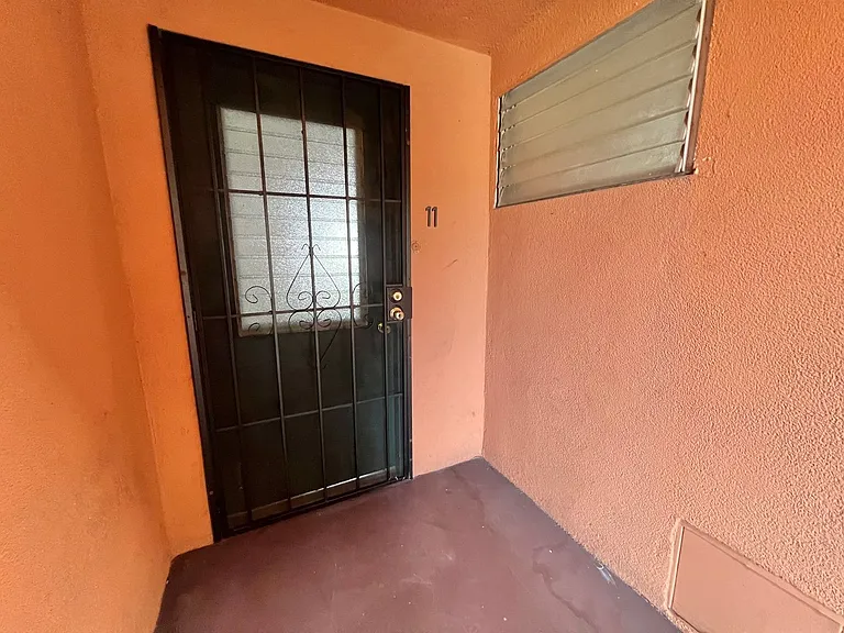 Top-Floor 1 Bedroom in Quiet Bluff Heights Courtyard Complex — Photo 18