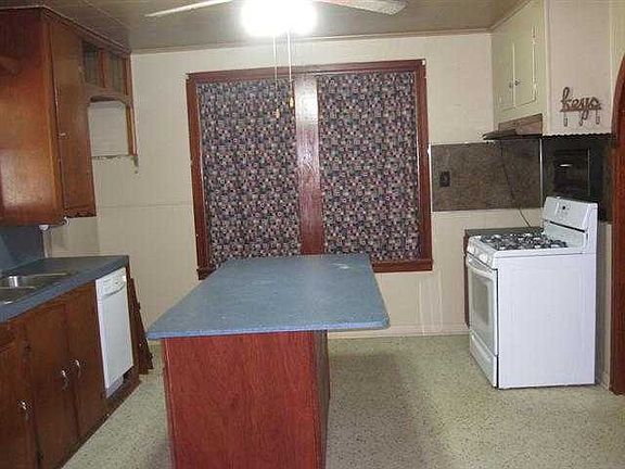 3rd image of 4729 Lewis Dr