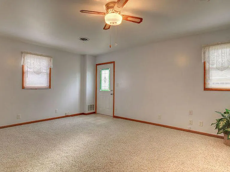 302 Greenview Dr — Photo 16