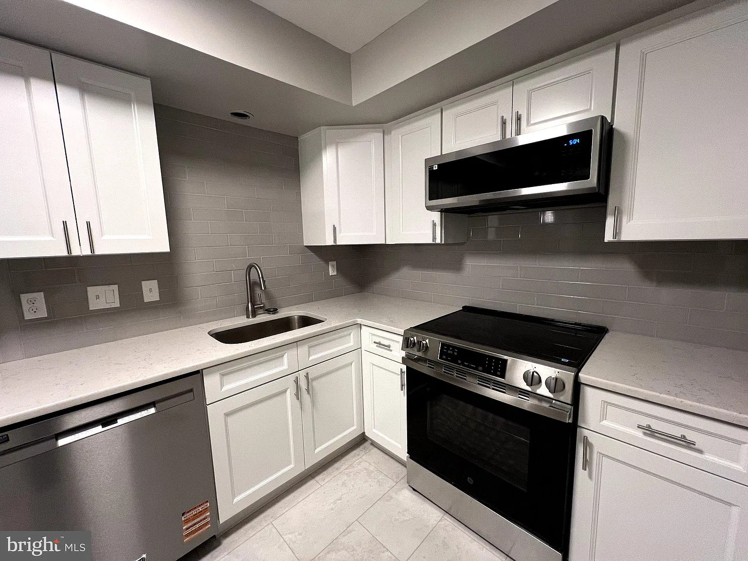 2 bed, 1.0 bath, 990 sqft, $1,650 — Photo 2