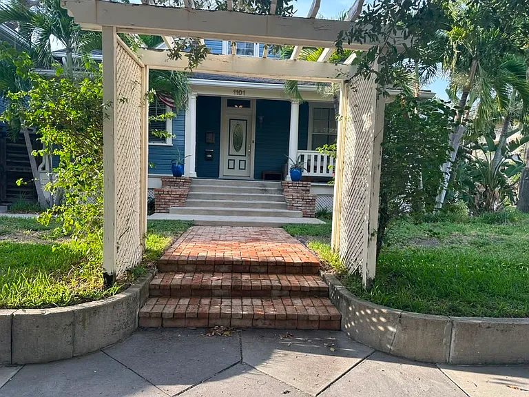 1105 W De Leon St — Photo 2