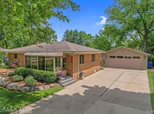 270 N Roslyn Rd, Waterford, MI 48328