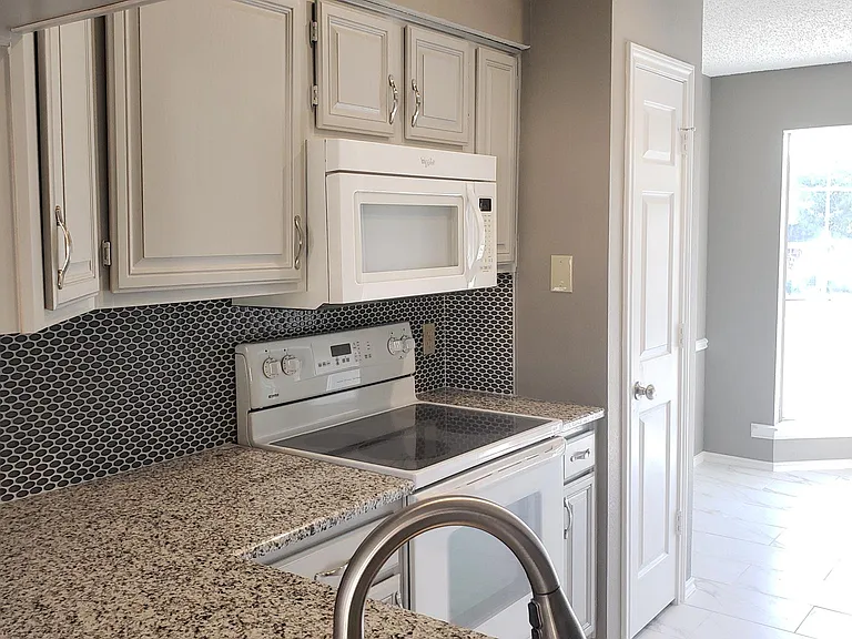1408 Dudley Dr — Photo 7