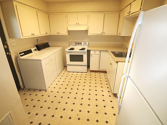 3rd image of 2215 E Weile Ave