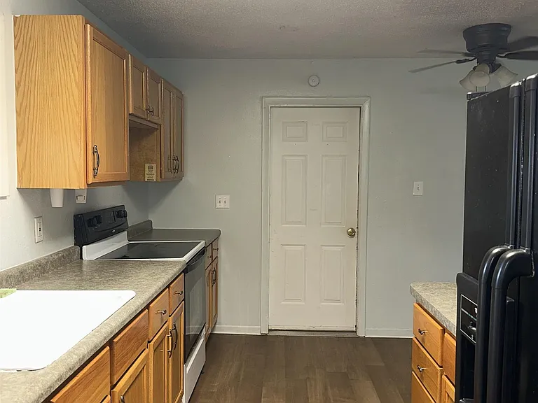 1052 N Lincoln St — Photo 8