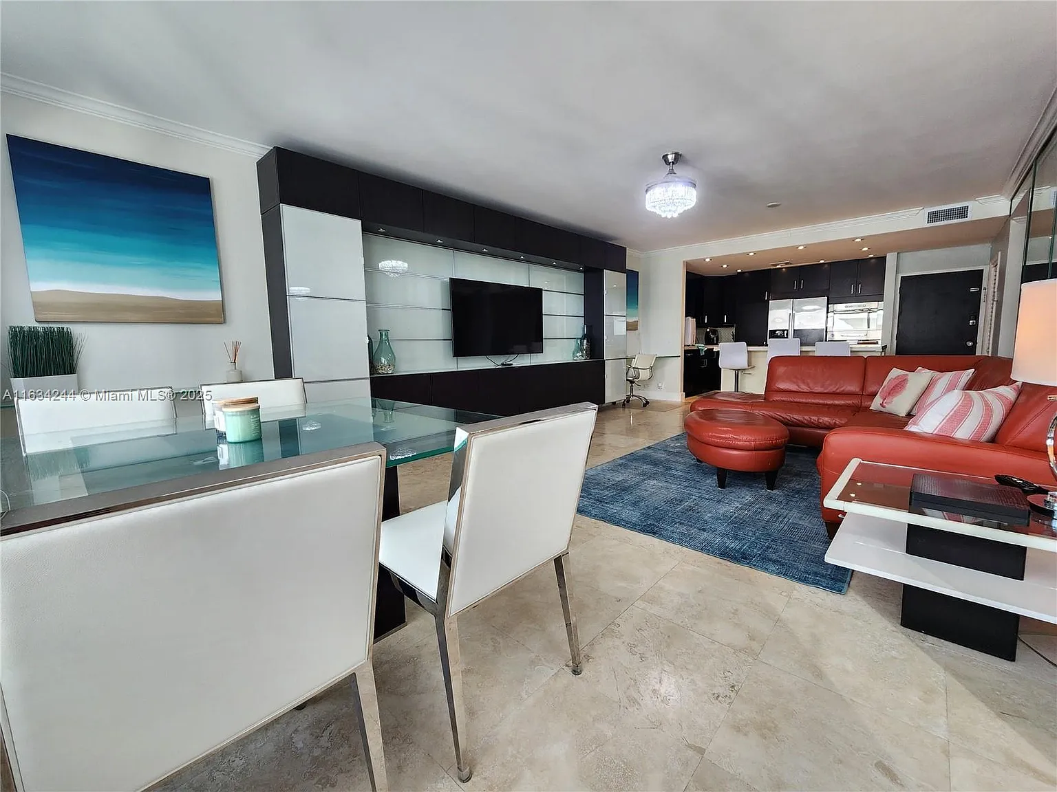 Alexander Towers Condo — Photo 4