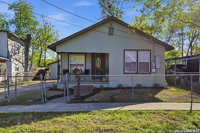 3 bed, 1.0 bath, 833 sqft, $1,500 — Photo 2