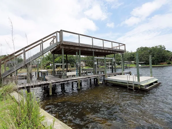 27 Old Ferry Rd, Shalimar, FL 32579