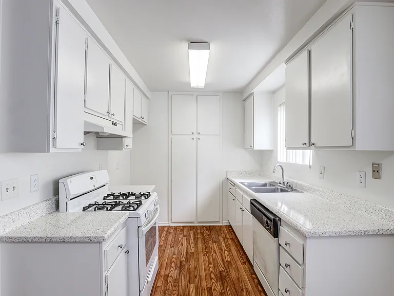 Orange Plaza Apartments — Photo 6