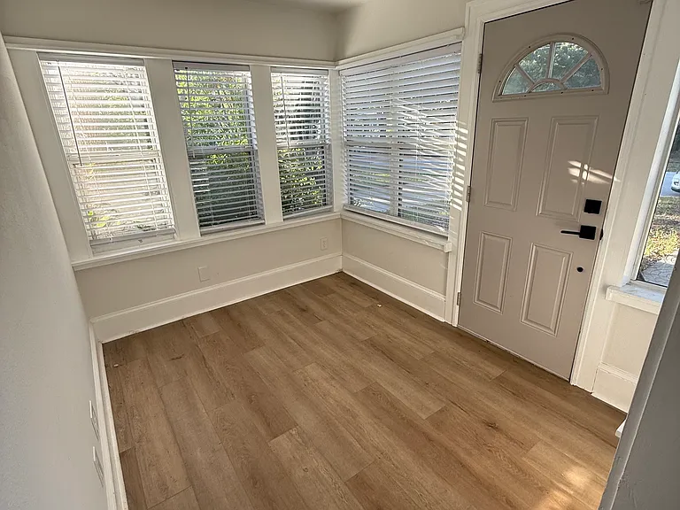 4624 Iris St N — Photo 3