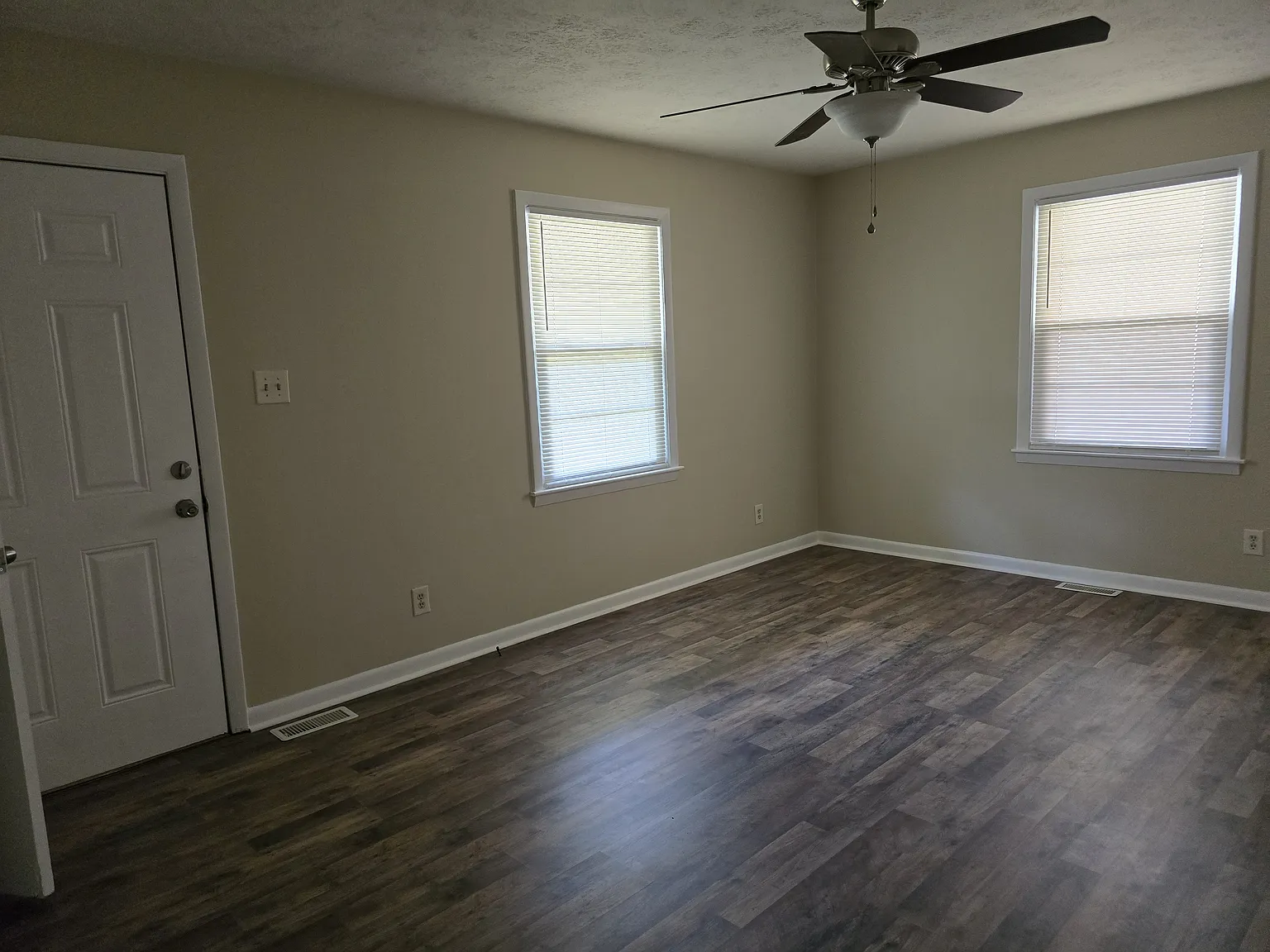 3 bed, 1.5 bath, 1200 sqft, $1,250 — Photo 4