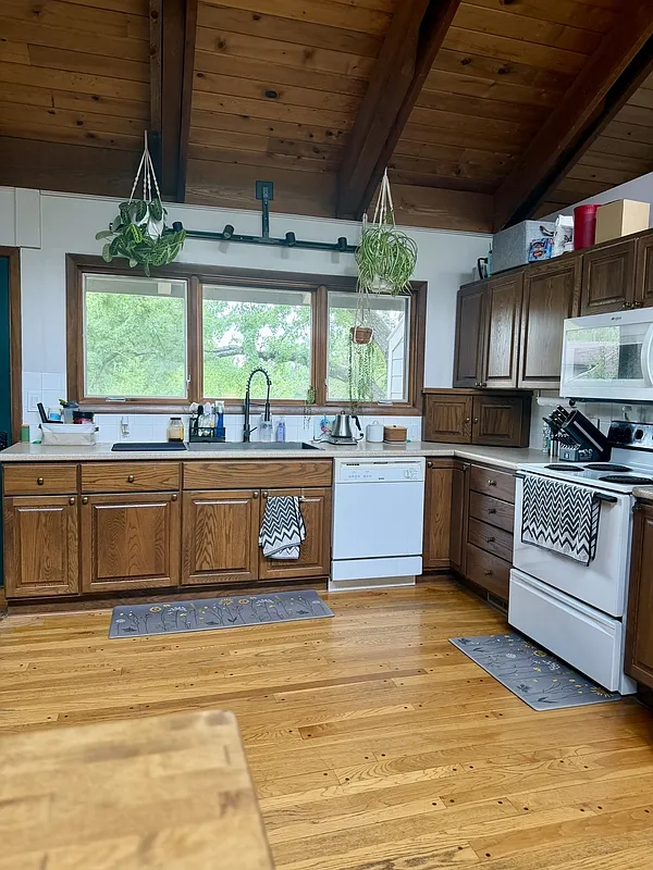 4 bed, 2.0 bath, 2560 sqft, $2,695 — Photo 4