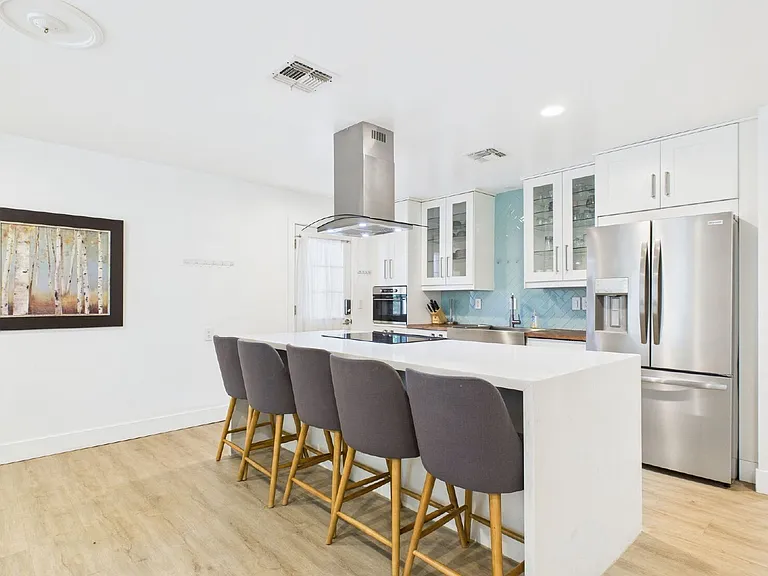 1233 W 11th St — Photo 11