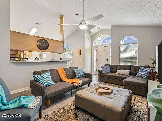 3 bed, 1197 sqft, $2,100 — Photo 2
