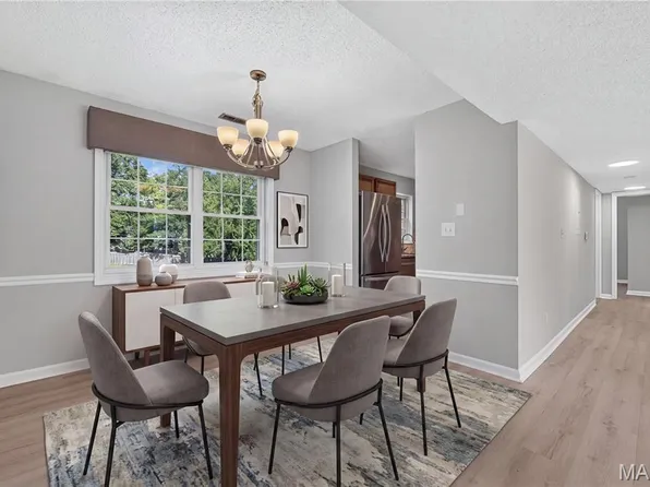 1527 Swallow Dr, Saint Louis, MO 63144