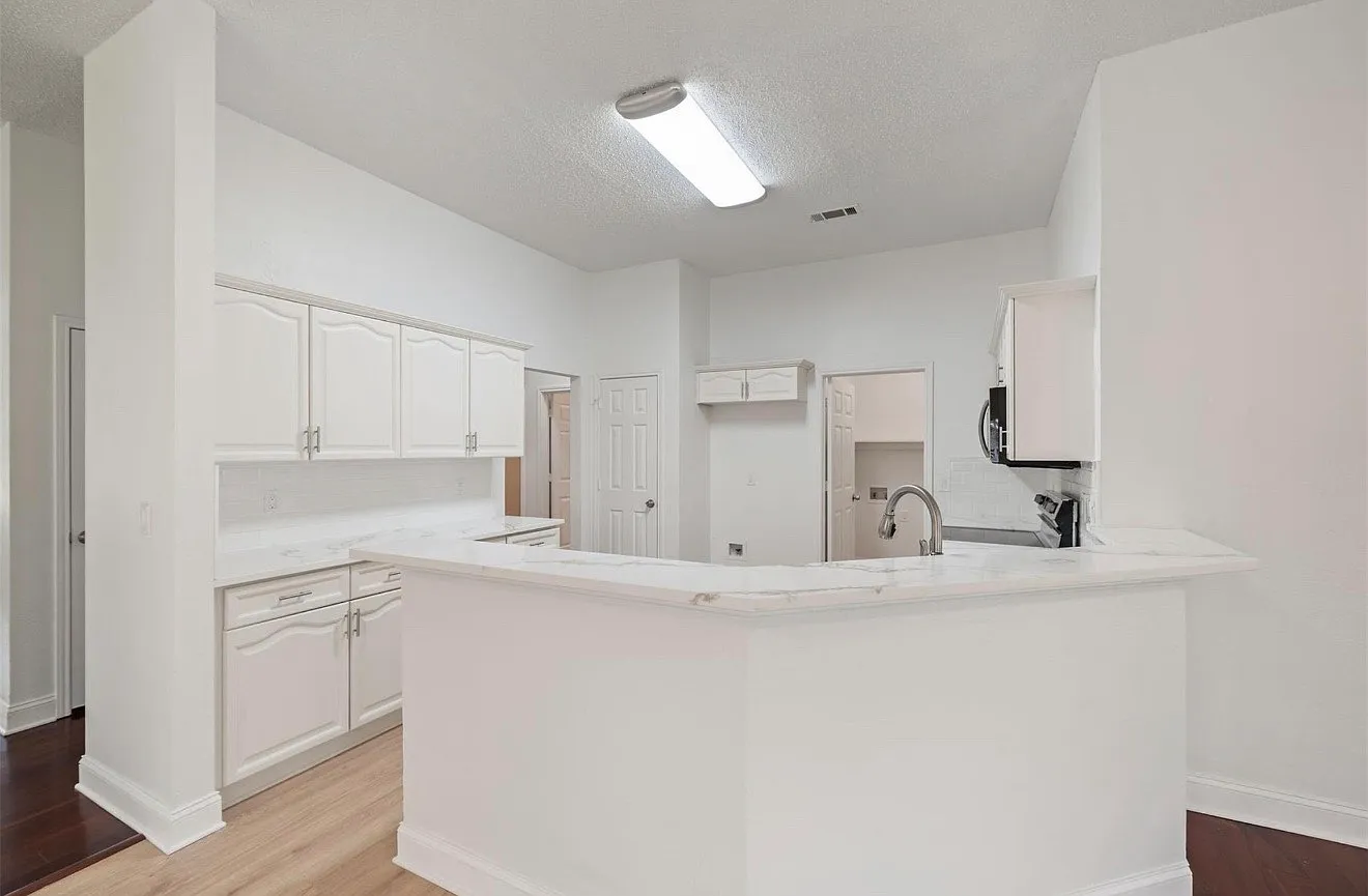 3 bed, 1861 sqft, $2,500 — Photo 3